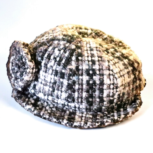 LE CHATEAU WOMENS BLA K & WHITE ROSE ON SIDE HAT - Picture 2 of 11